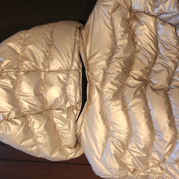 Pale gold puffer coat, size M - Picture 4 of 6